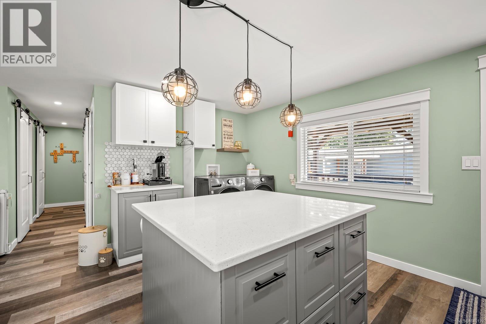 2102 Stadacona Dr - 28