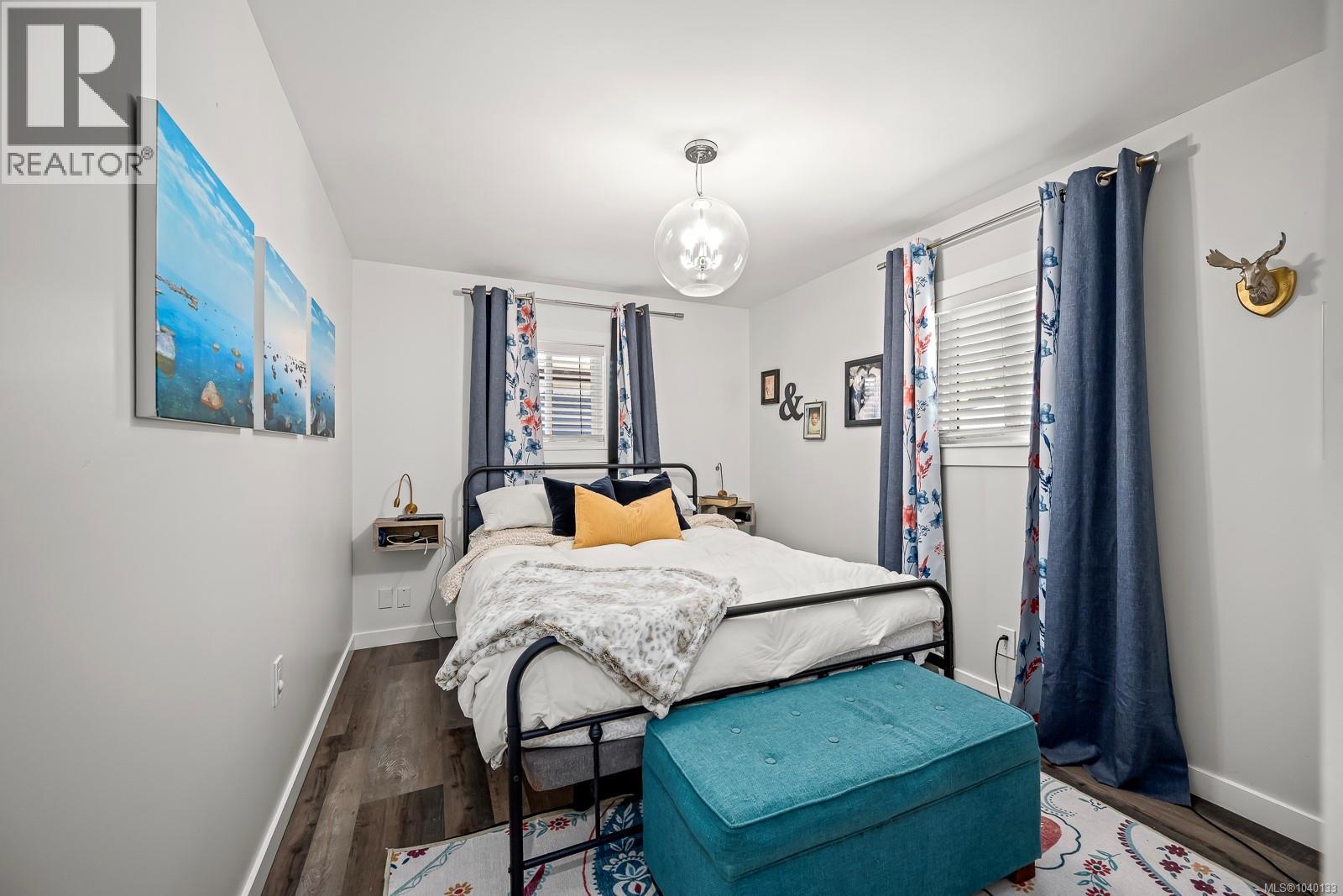 2102 Stadacona Dr - 33