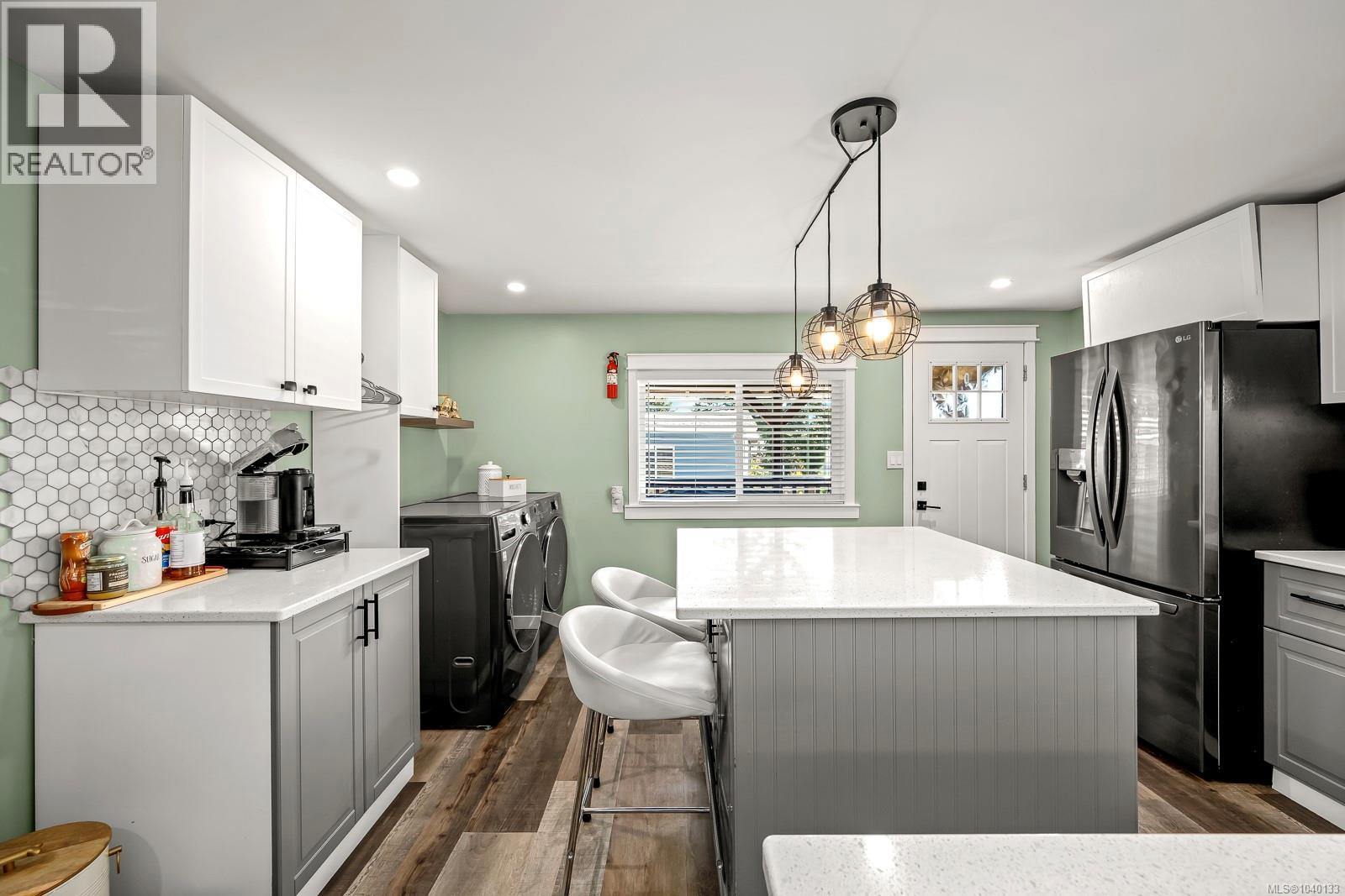 2102 Stadacona Dr - 23