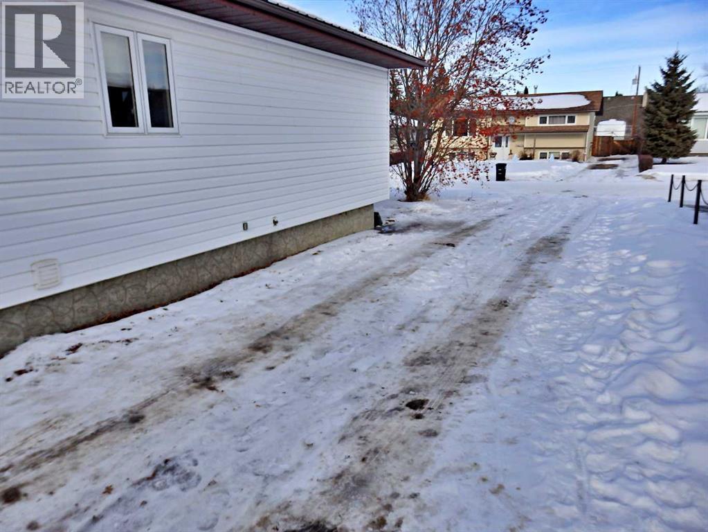 5819 51 Avenue - 32