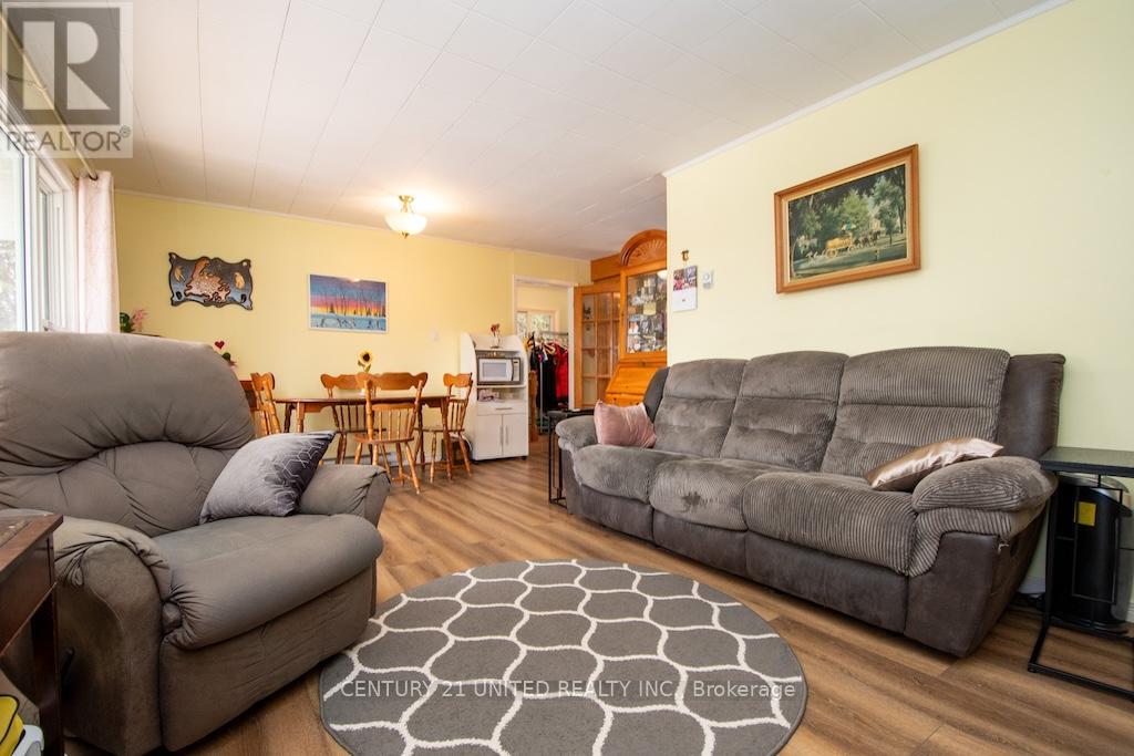 216 GEORGE DRIVE - 6