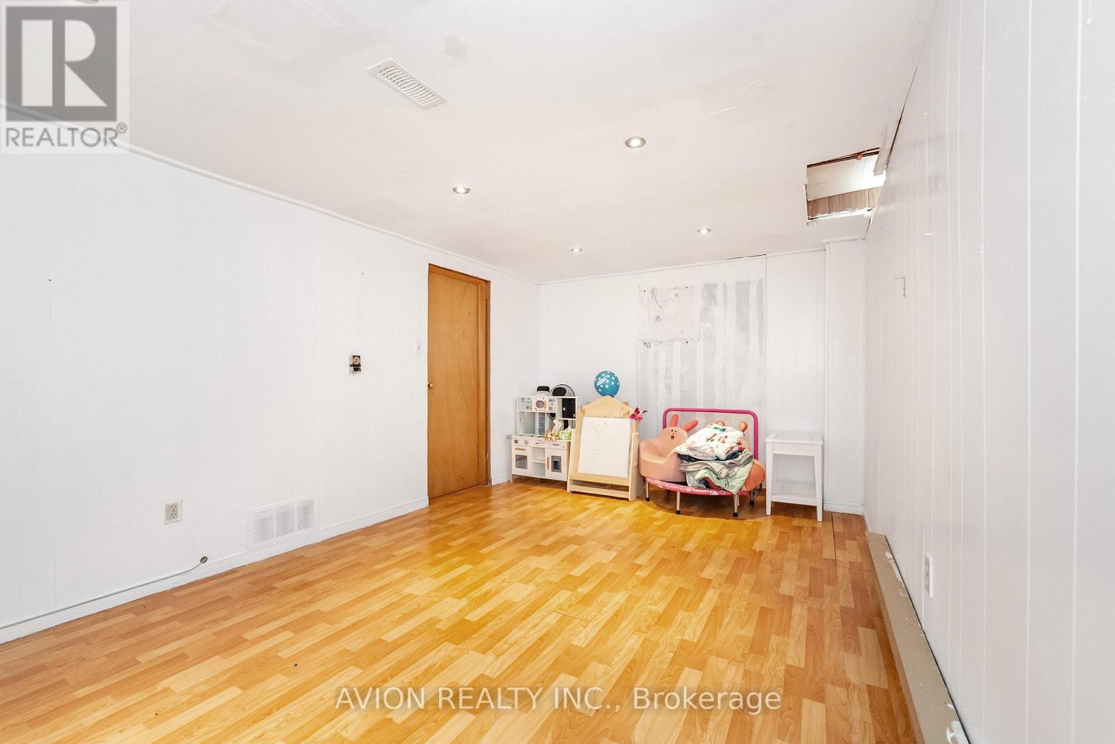 #98 1975 ROSEFIELD ROAD - 35