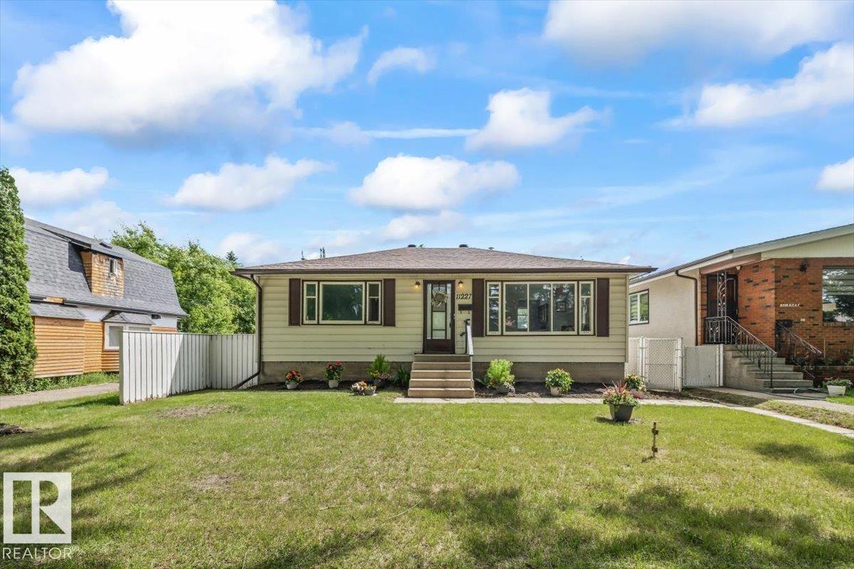 11227 52 St NW photo 2 — MLS® E4496179