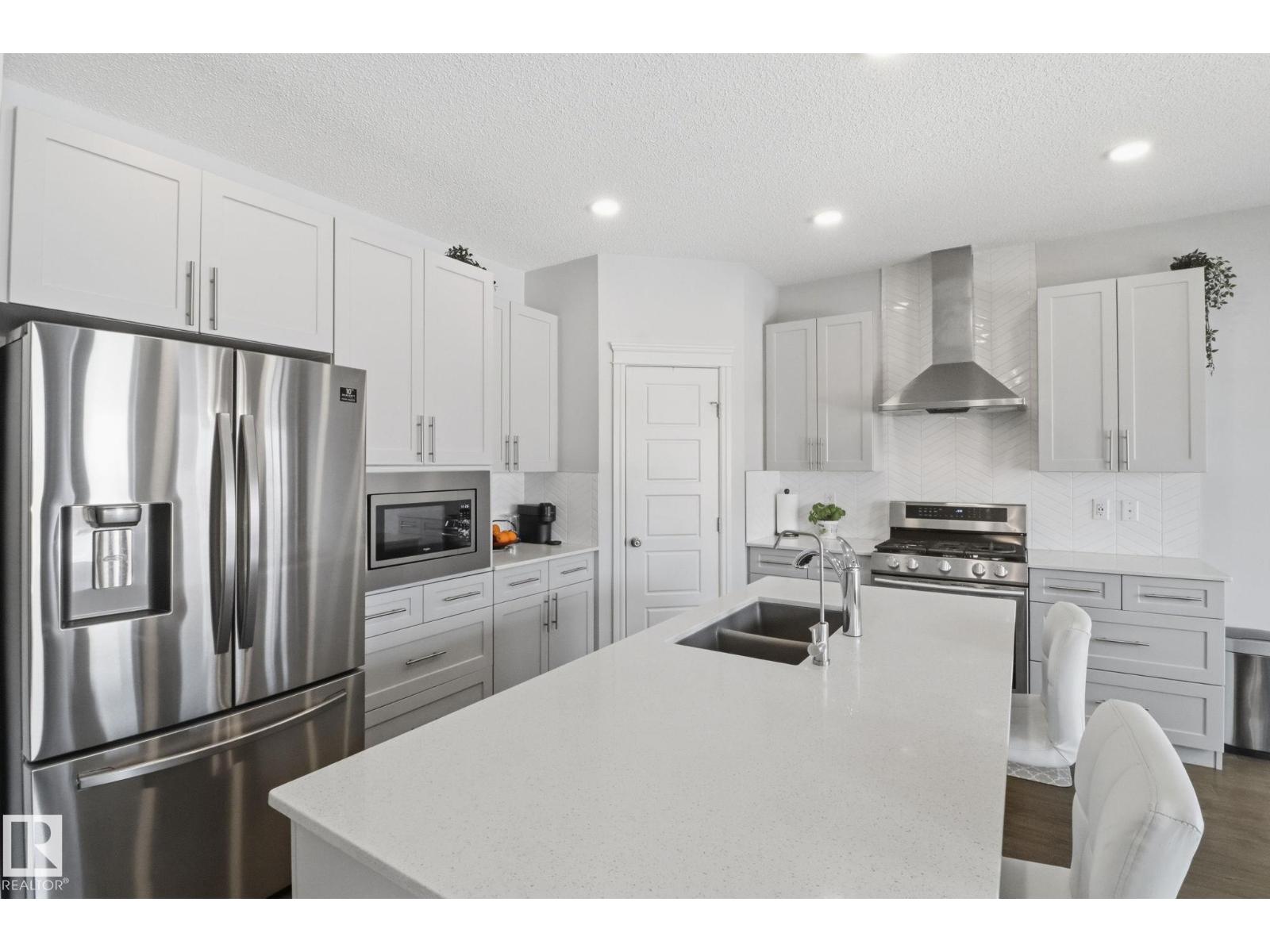 812 176 ST SW - 2