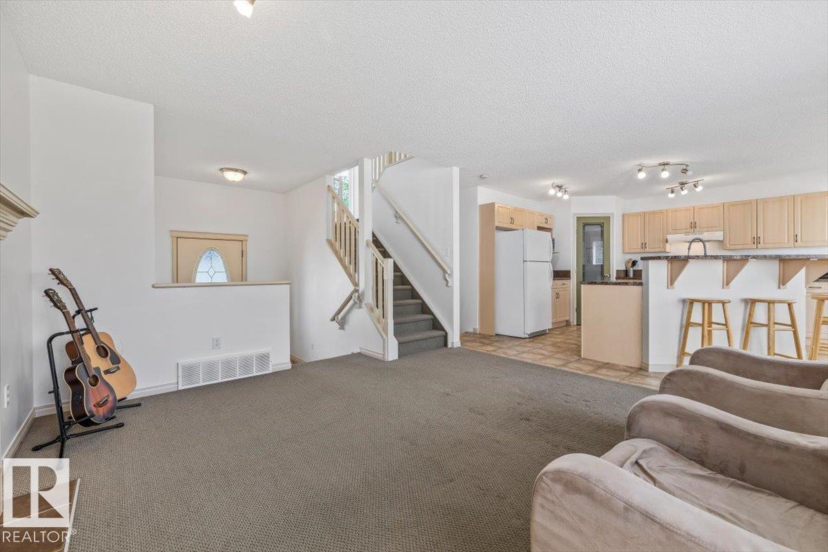 8509 7 AV SW — photo 11