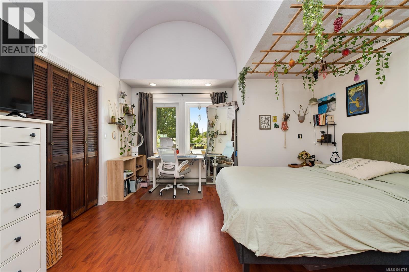 4296 Quadra St - 10
