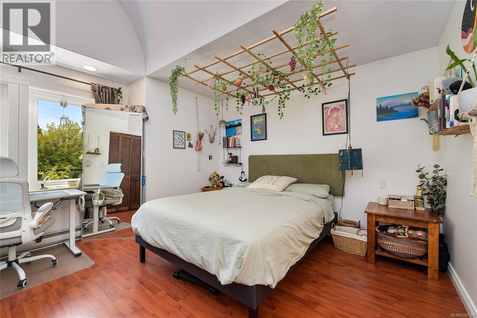 4296 Quadra St - 11