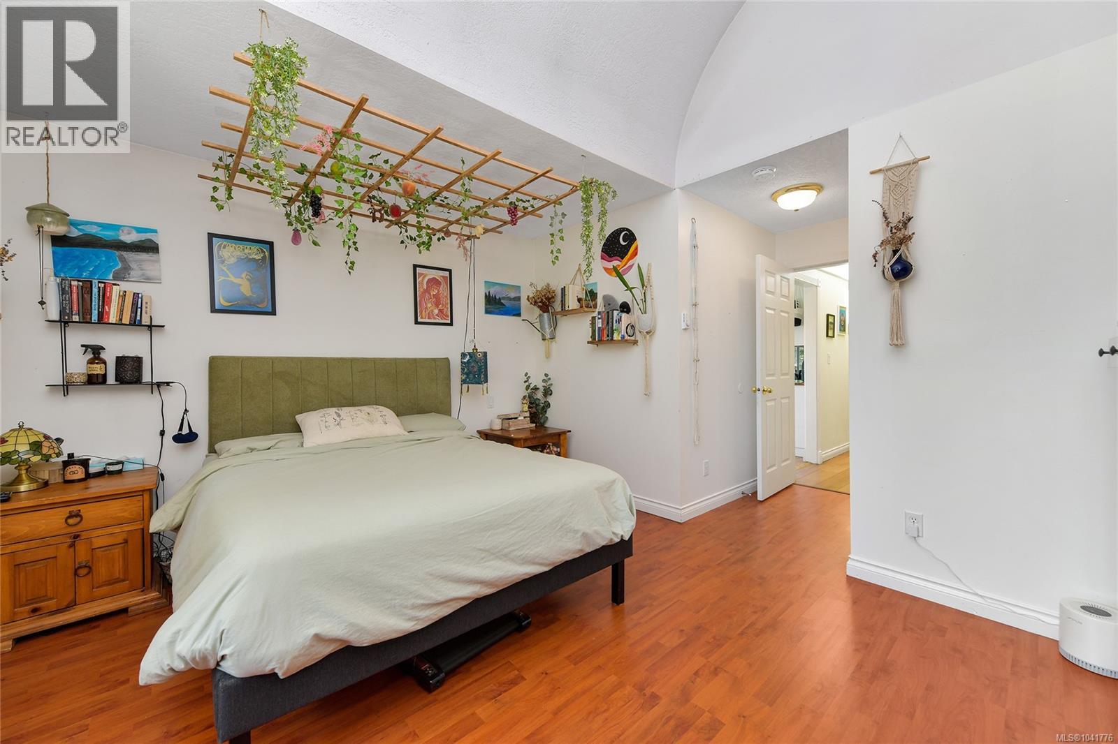 4296 Quadra St - 12