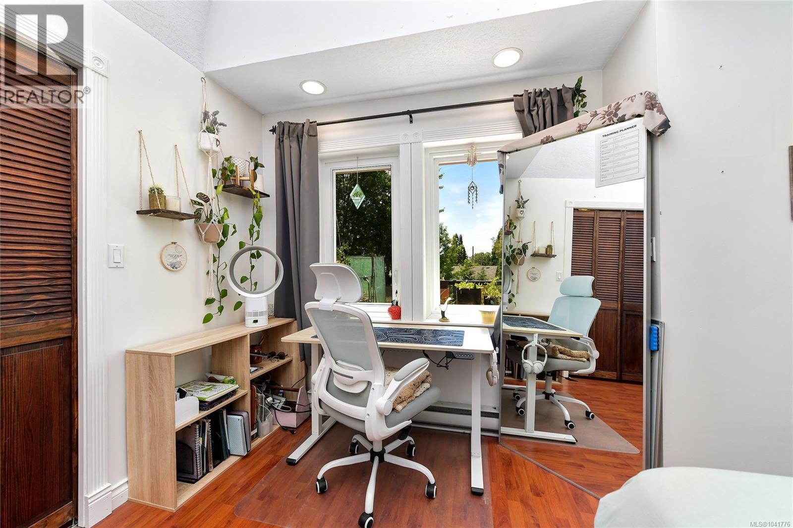 4296 Quadra St - 13