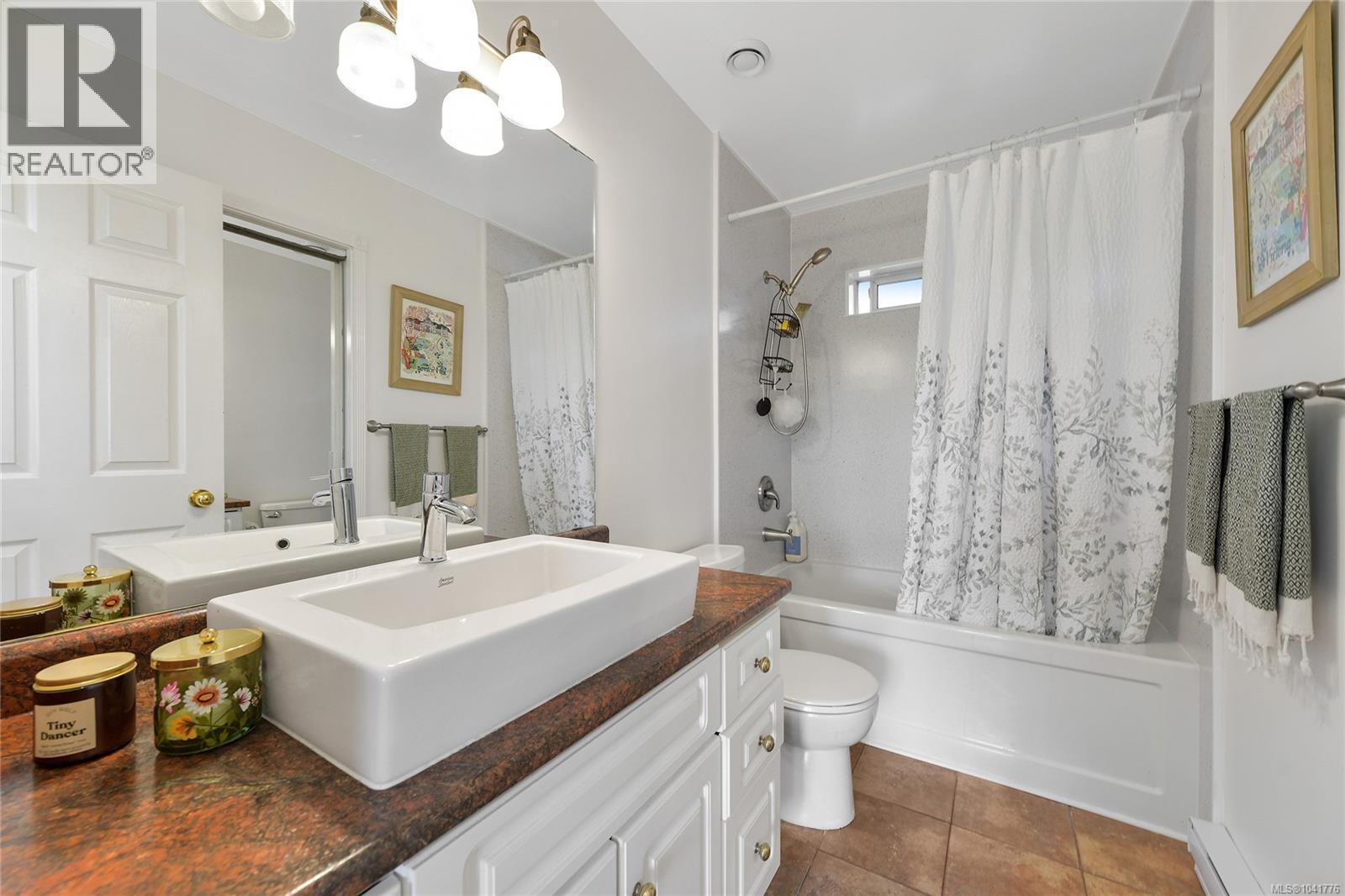 4296 Quadra St - 14