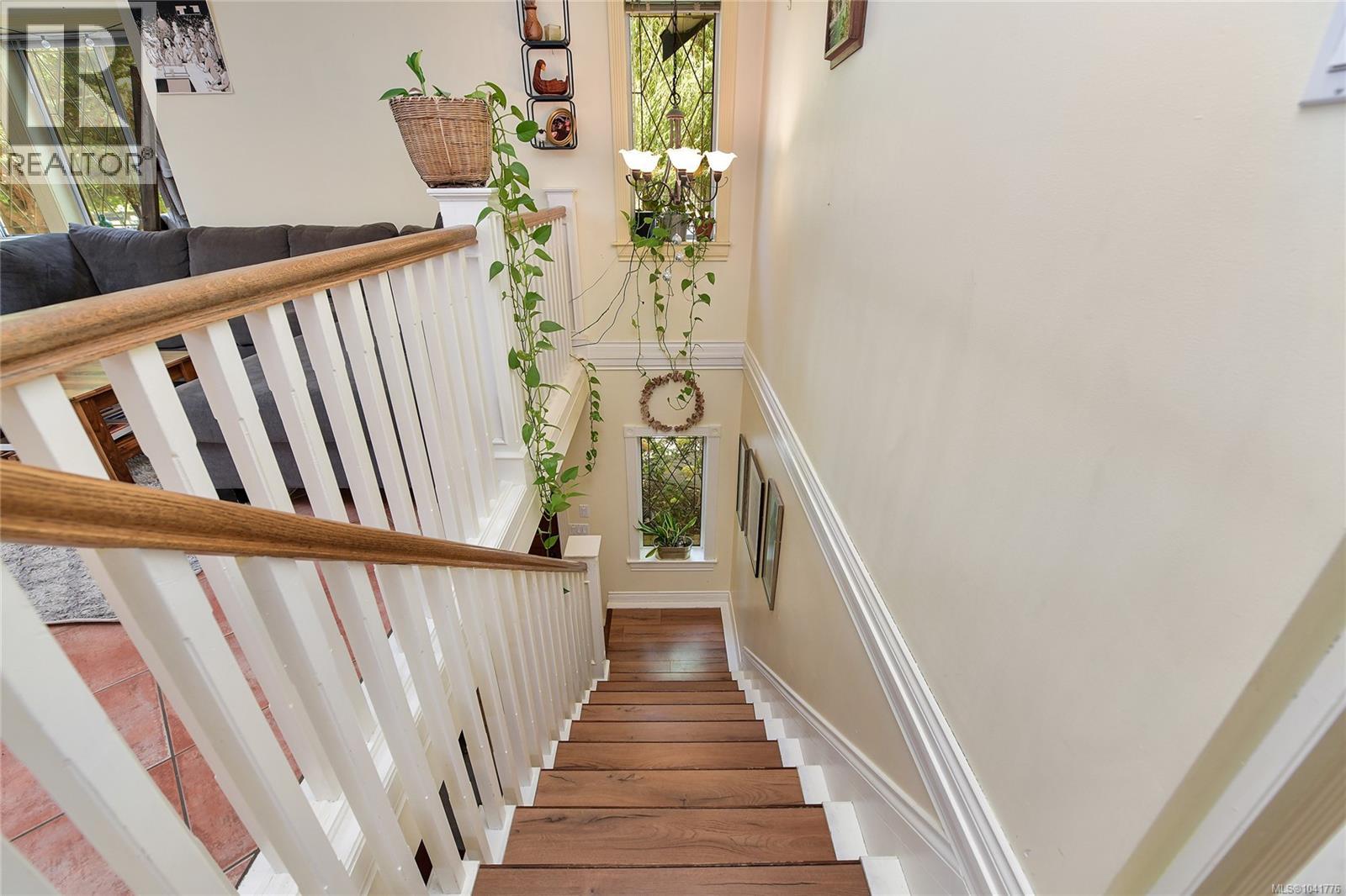 4296 Quadra St - 17
