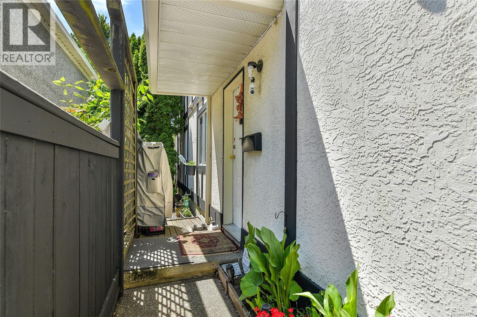 4296 Quadra St - 18
