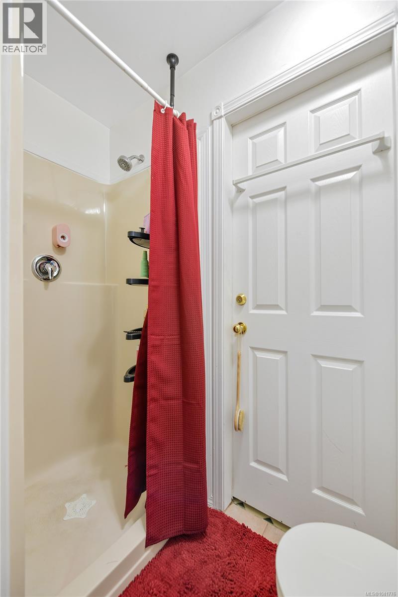 4296 Quadra St - 19