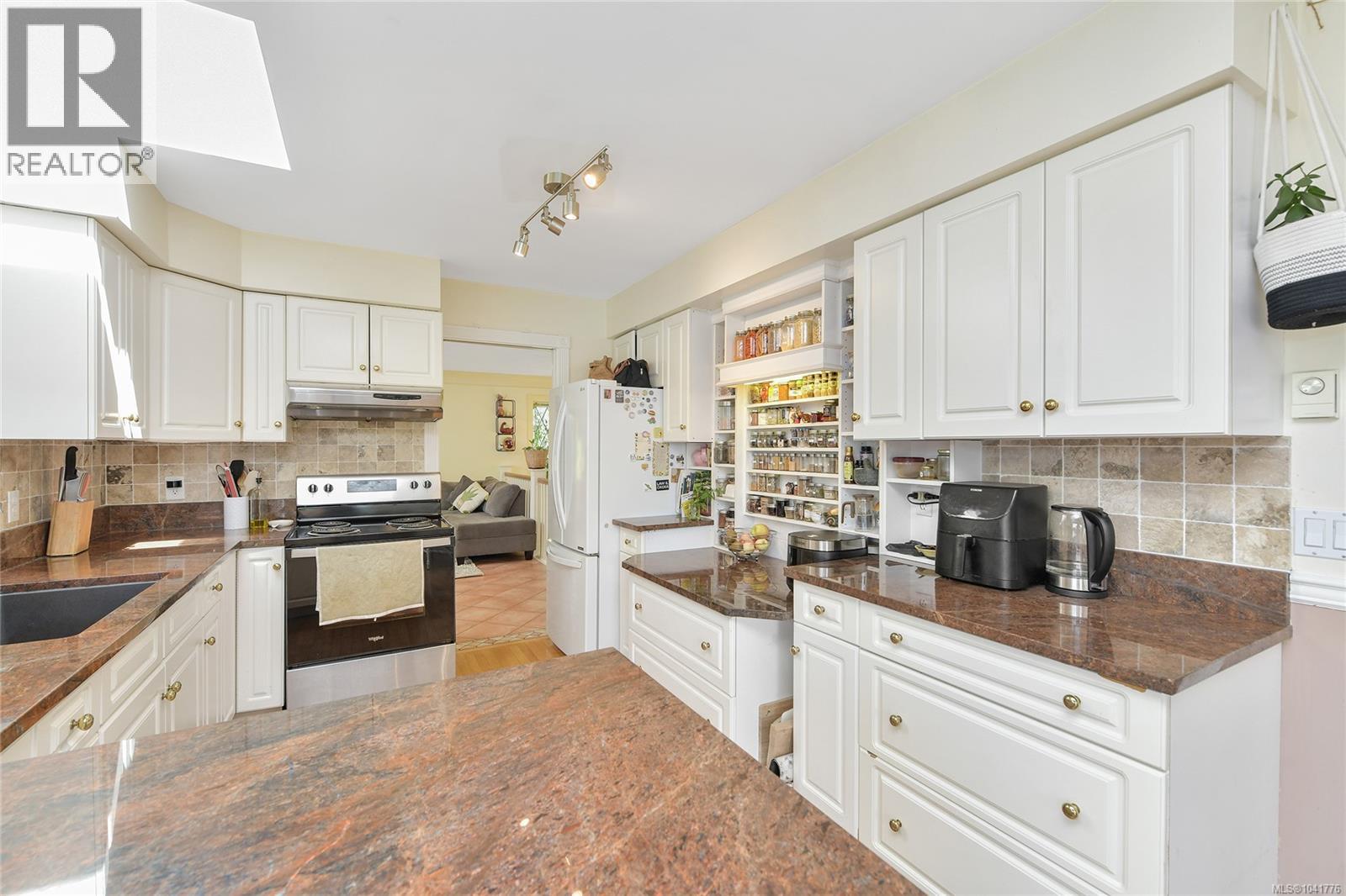 4296 Quadra St - 2