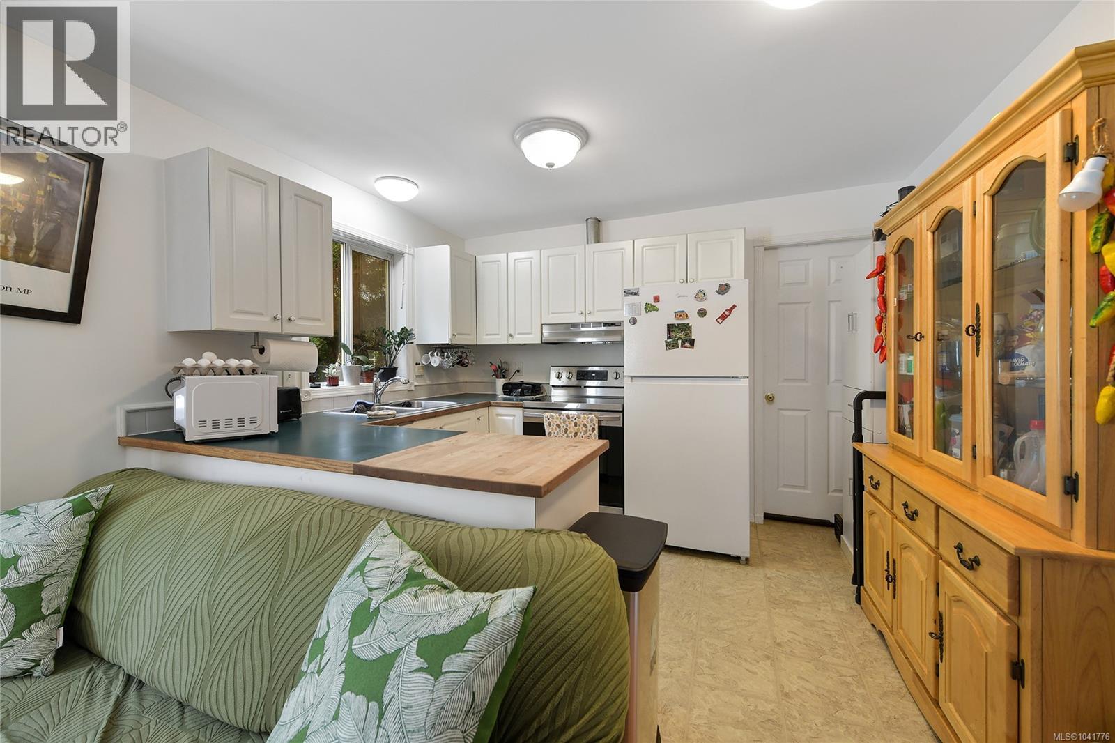 4296 Quadra St - 23