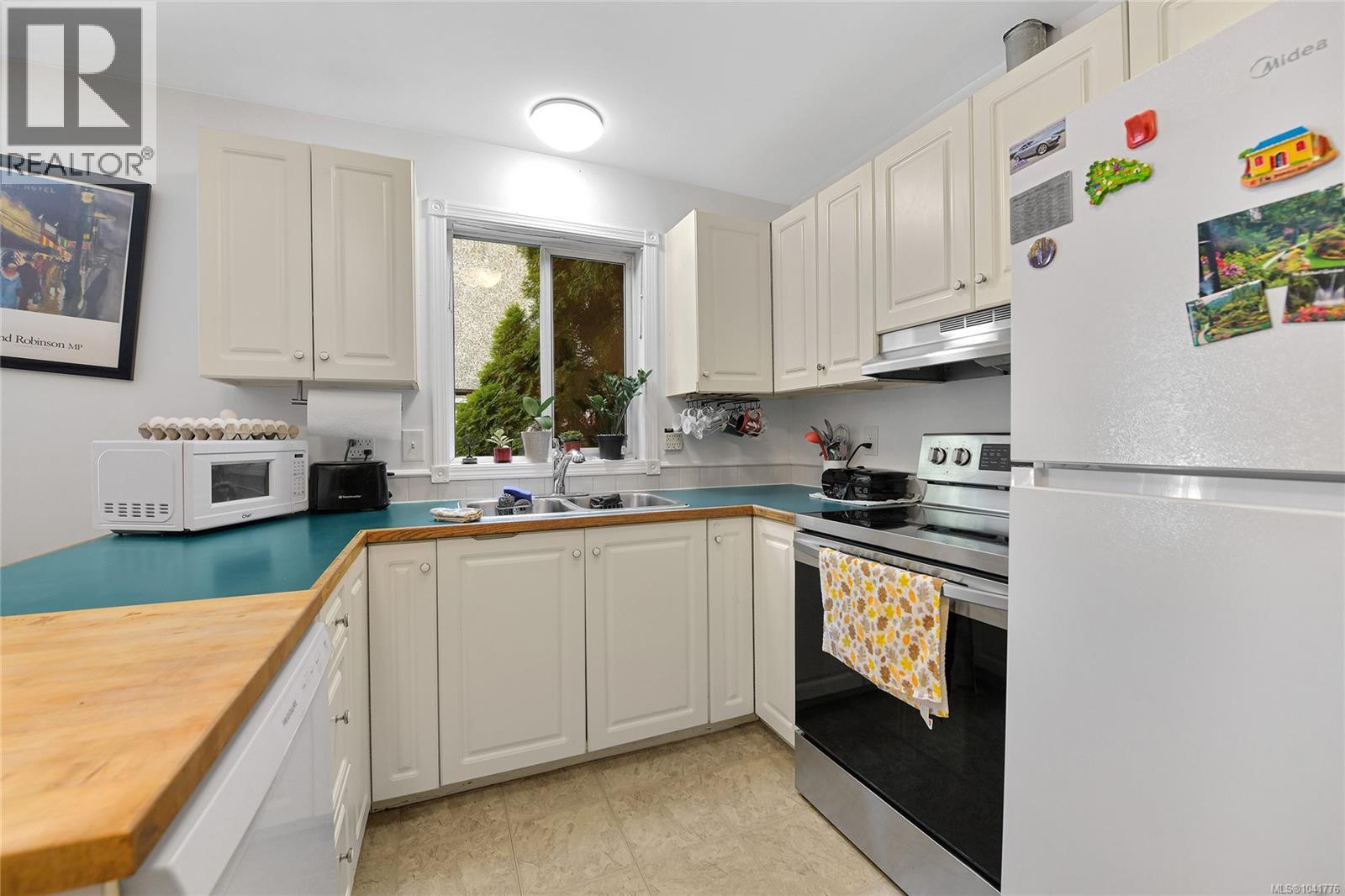 4296 Quadra St - 24