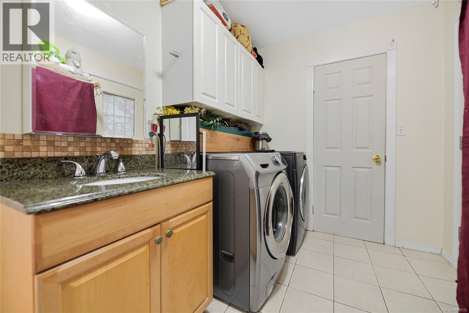4296 Quadra St - 25