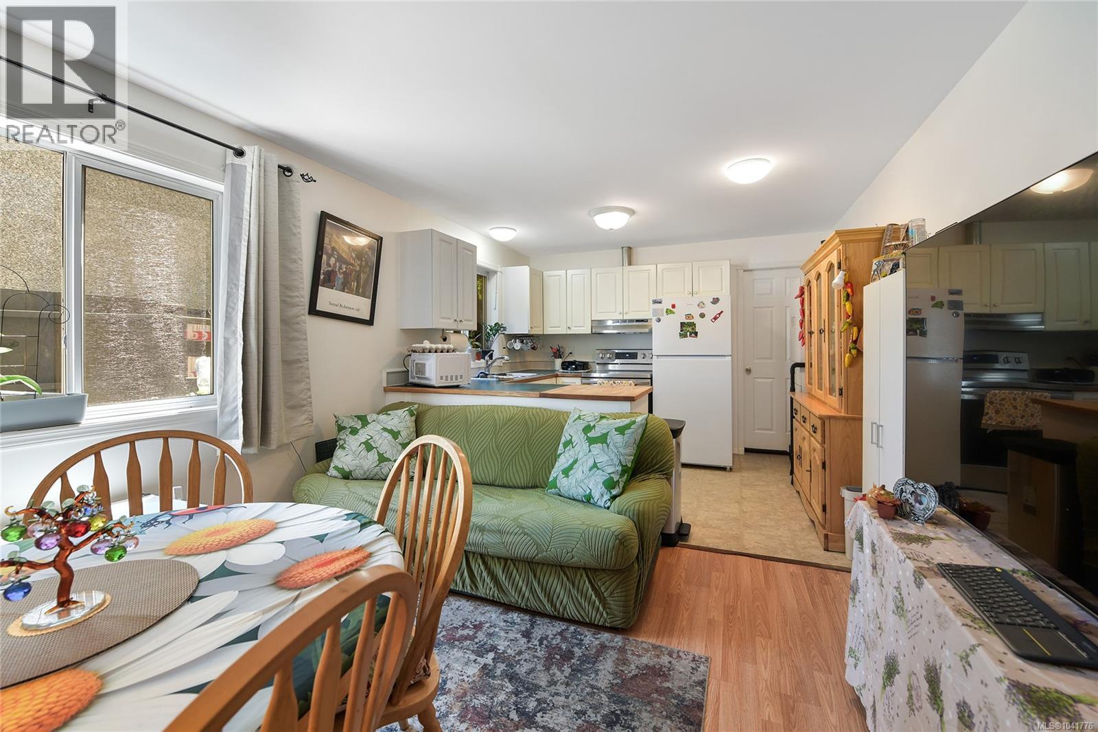 4296 Quadra St - 27
