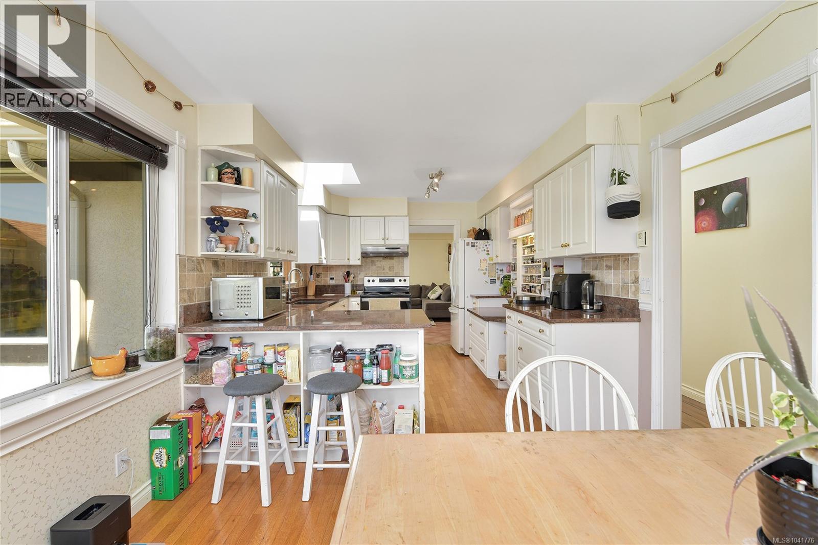 4296 Quadra St - 28
