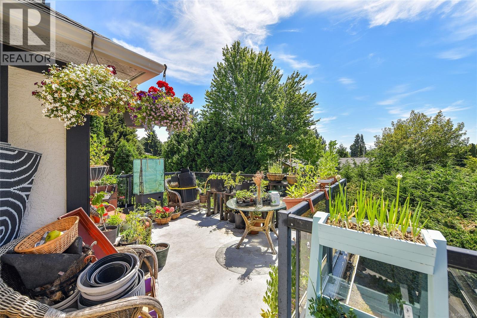 4296 Quadra St - 29
