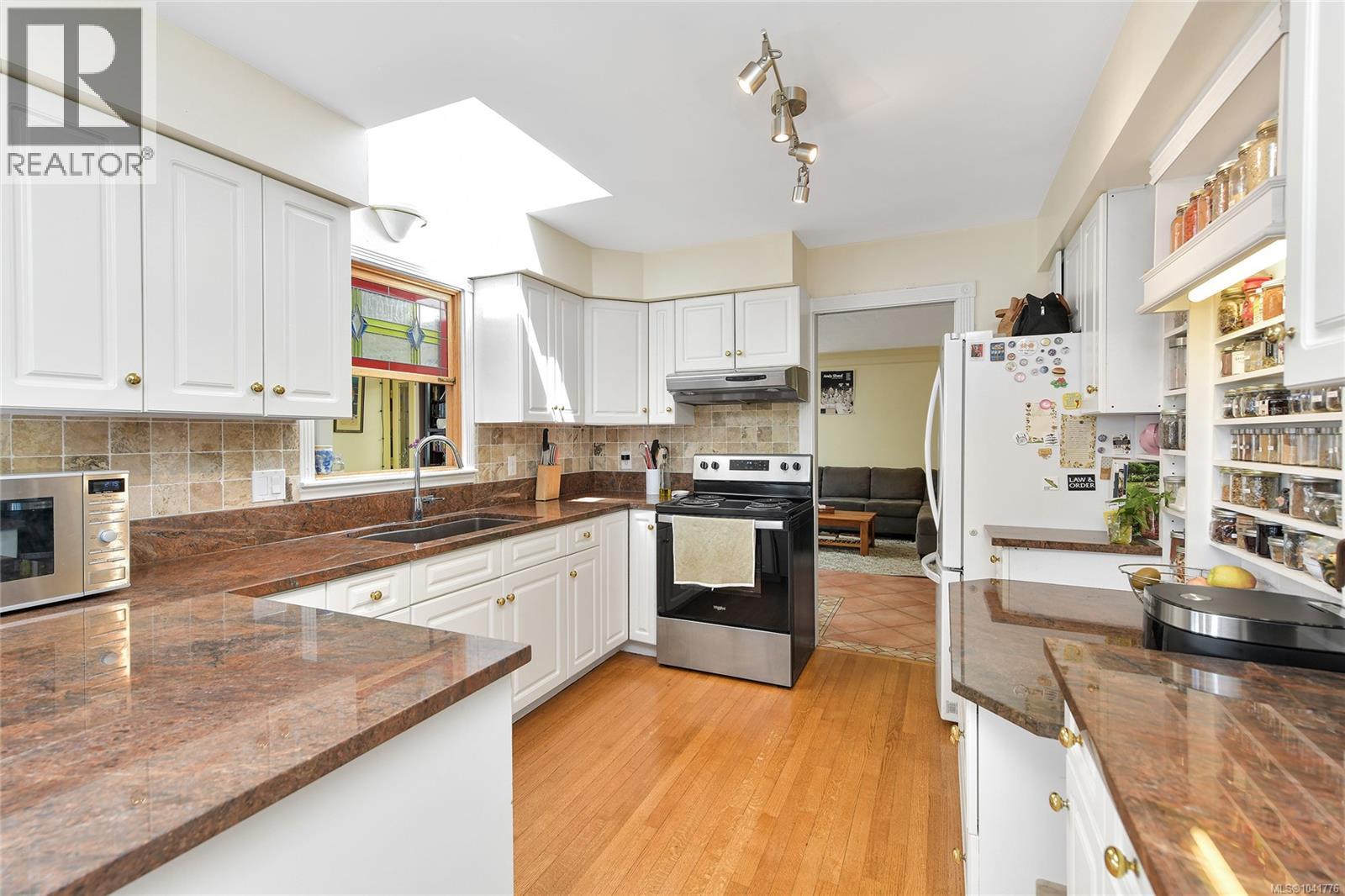 4296 Quadra St - 3