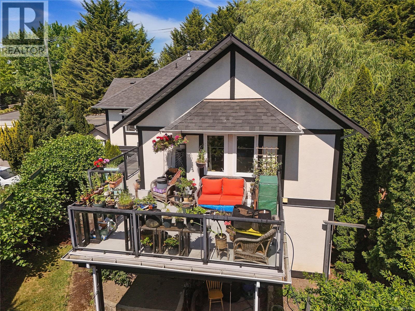 4296 Quadra St - 30
