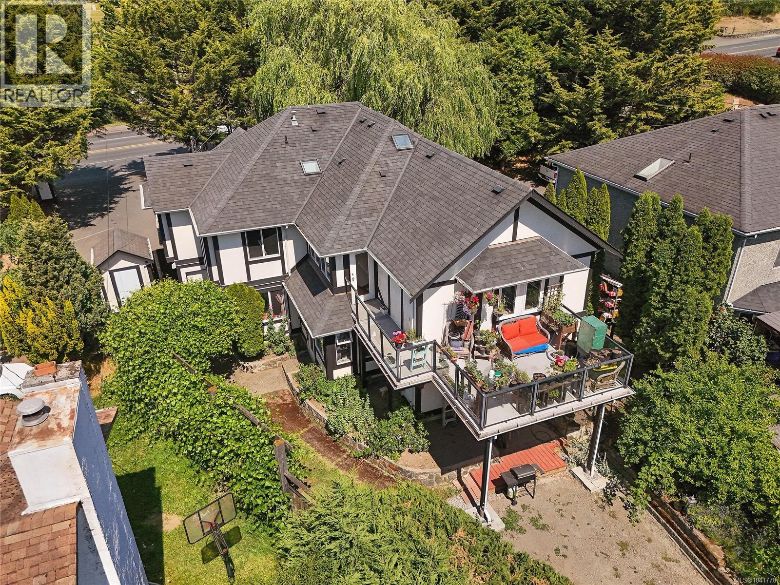 4296 Quadra St - 31