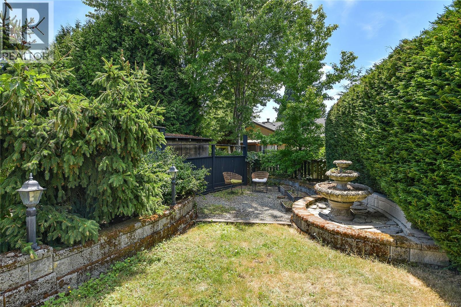 4296 Quadra St - 32