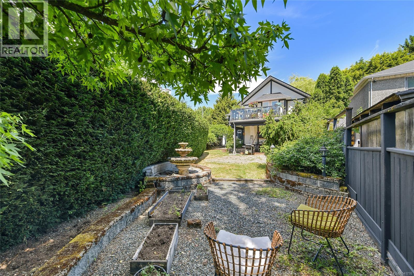 4296 Quadra St - 33