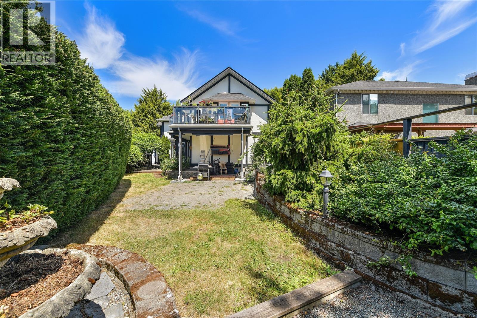 4296 Quadra St - 34