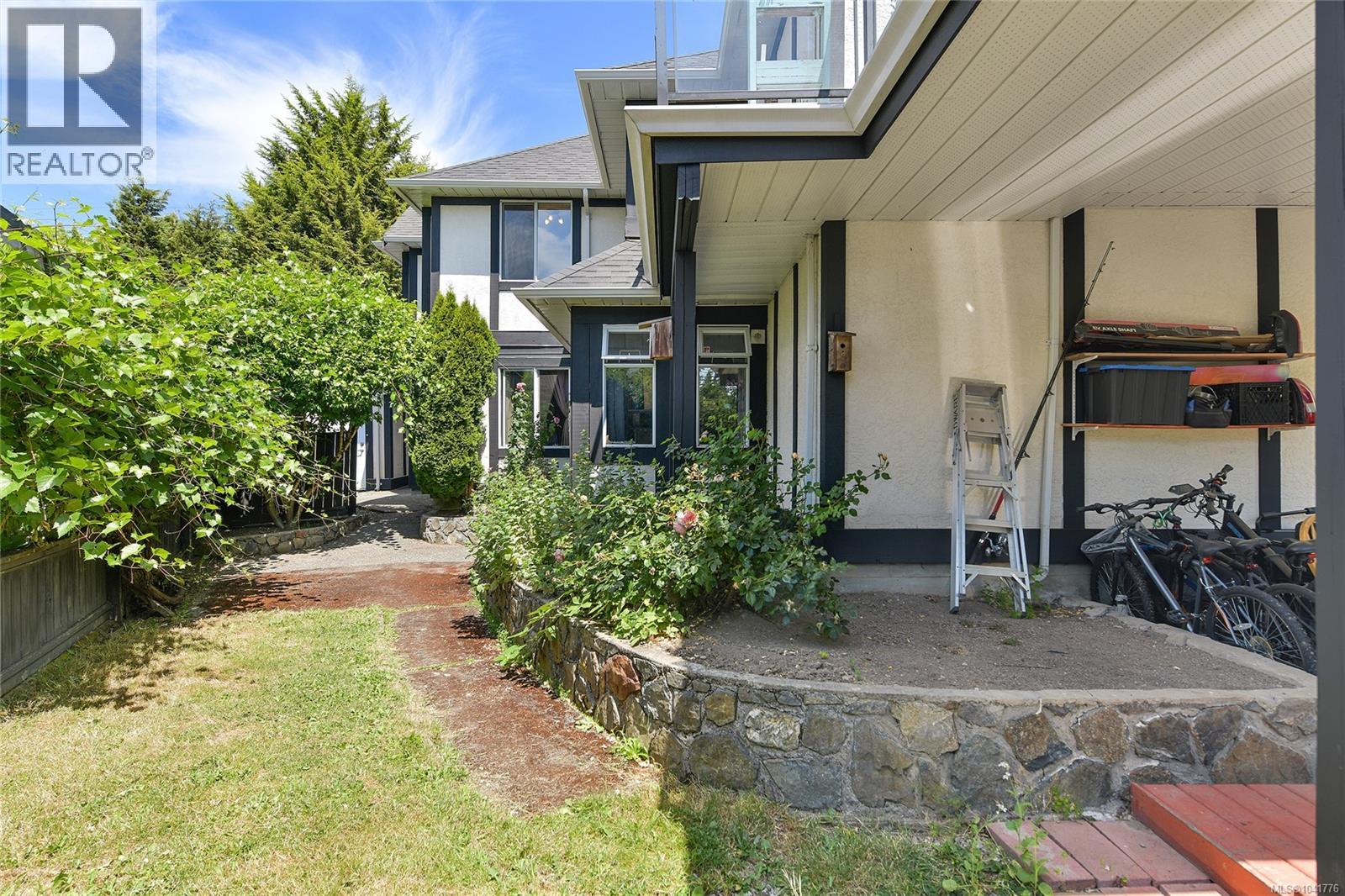4296 Quadra St - 35
