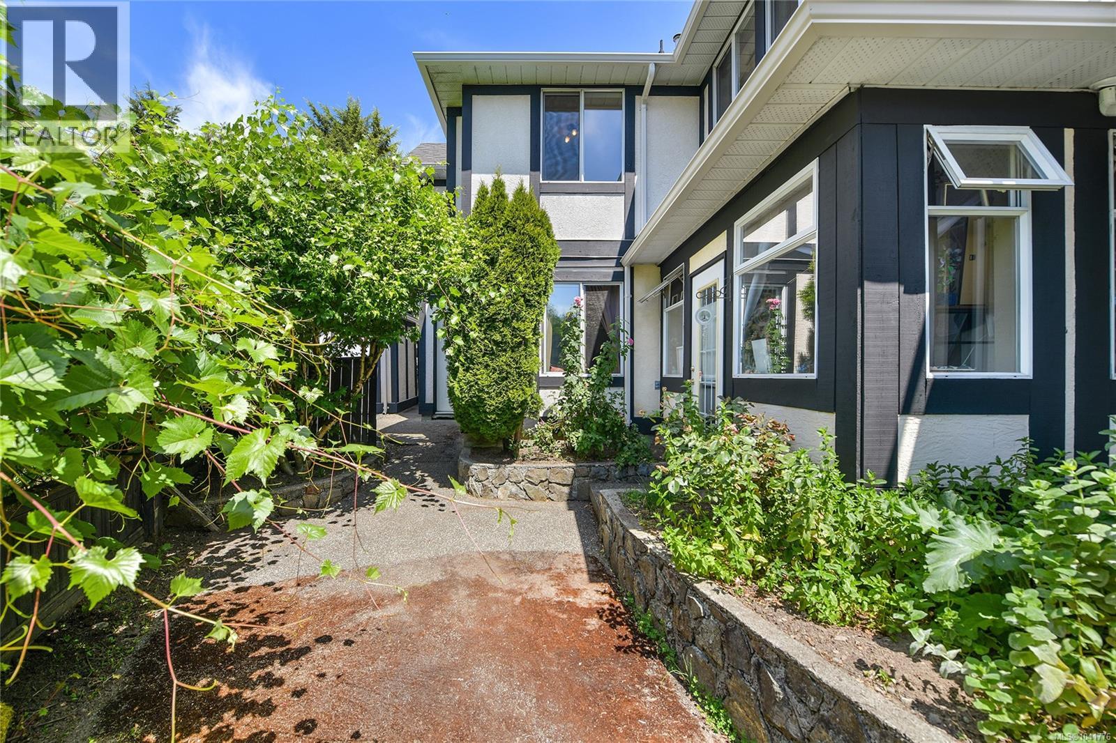 4296 Quadra St - 36