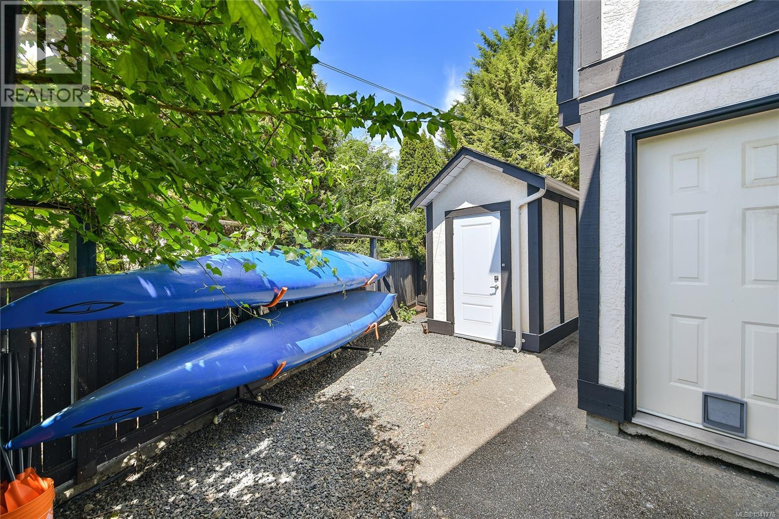4296 Quadra St - 37
