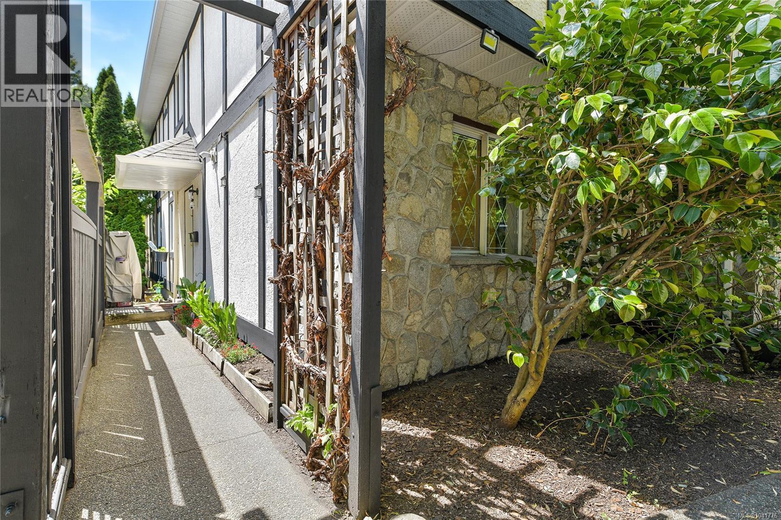 4296 Quadra St - 38