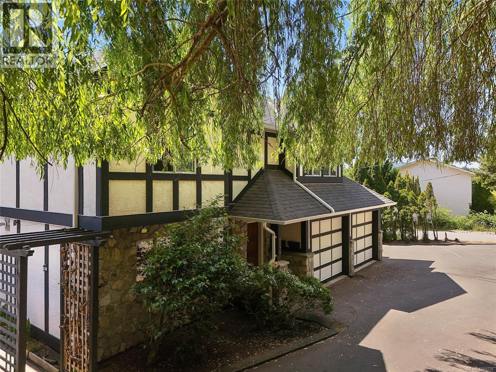 4296 Quadra St - 39