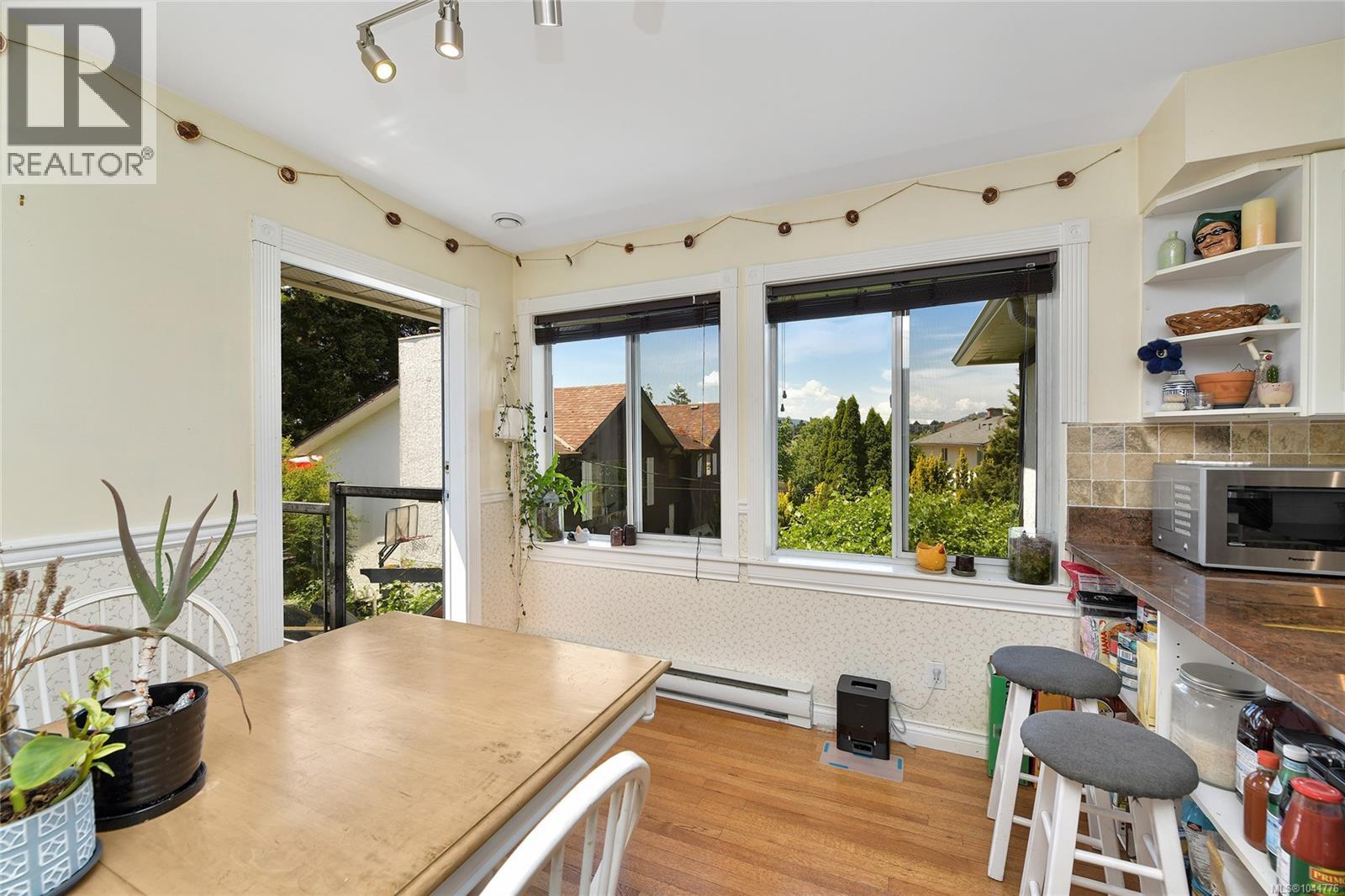 4296 Quadra St - 4