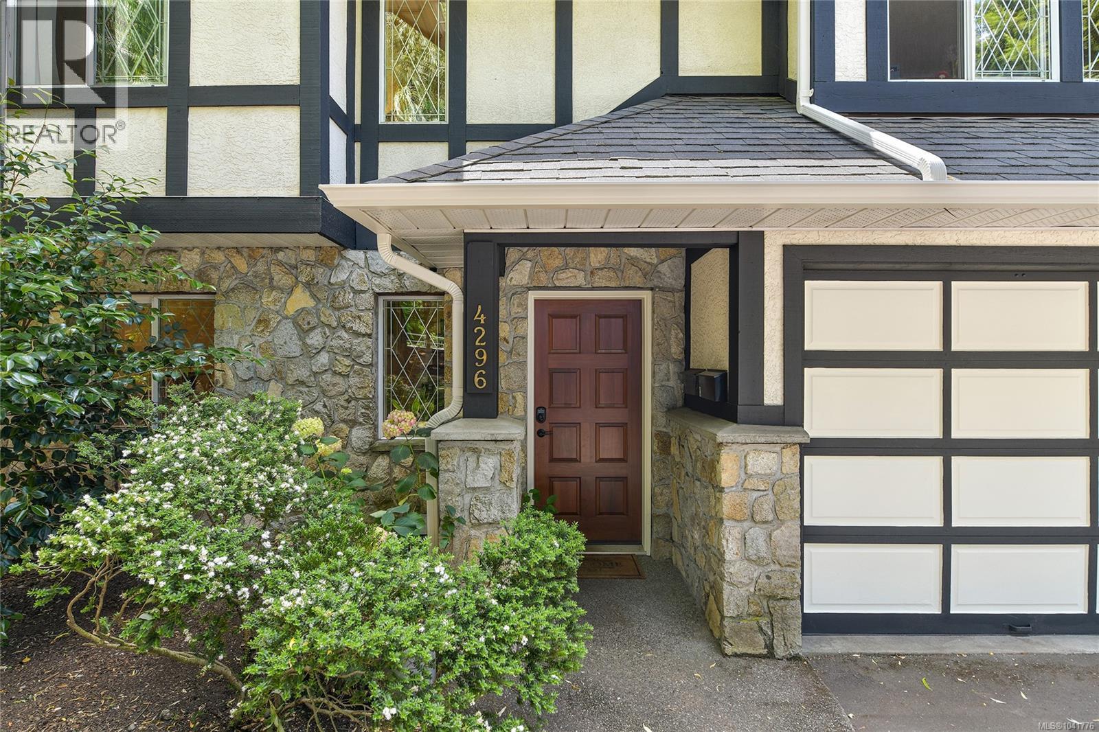 4296 Quadra St - 42