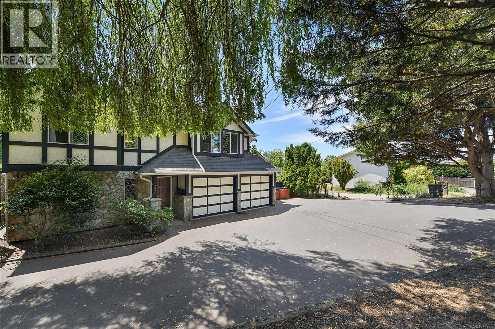 4296 Quadra St - 43