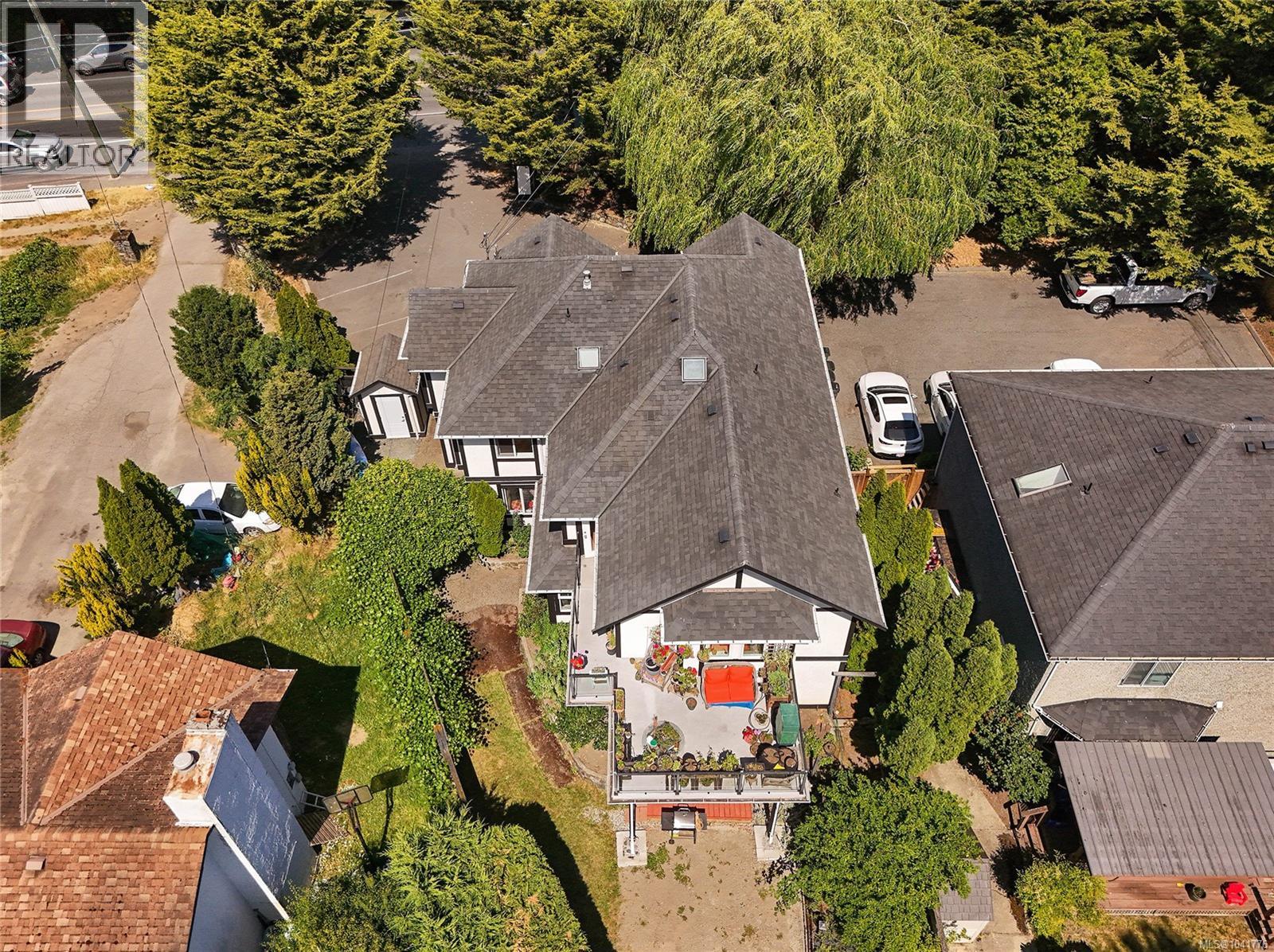 4296 Quadra St - 45