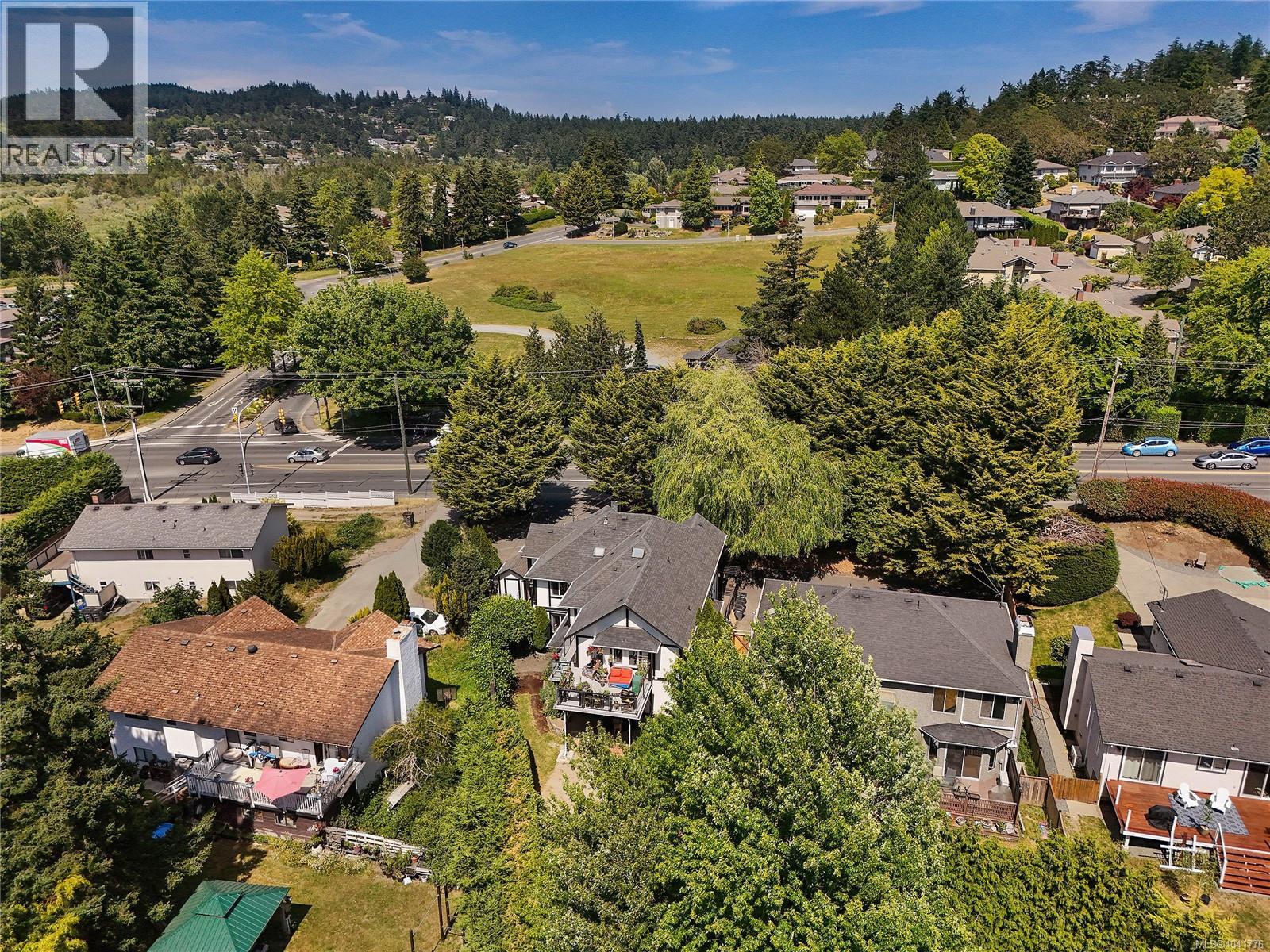 4296 Quadra St - 49