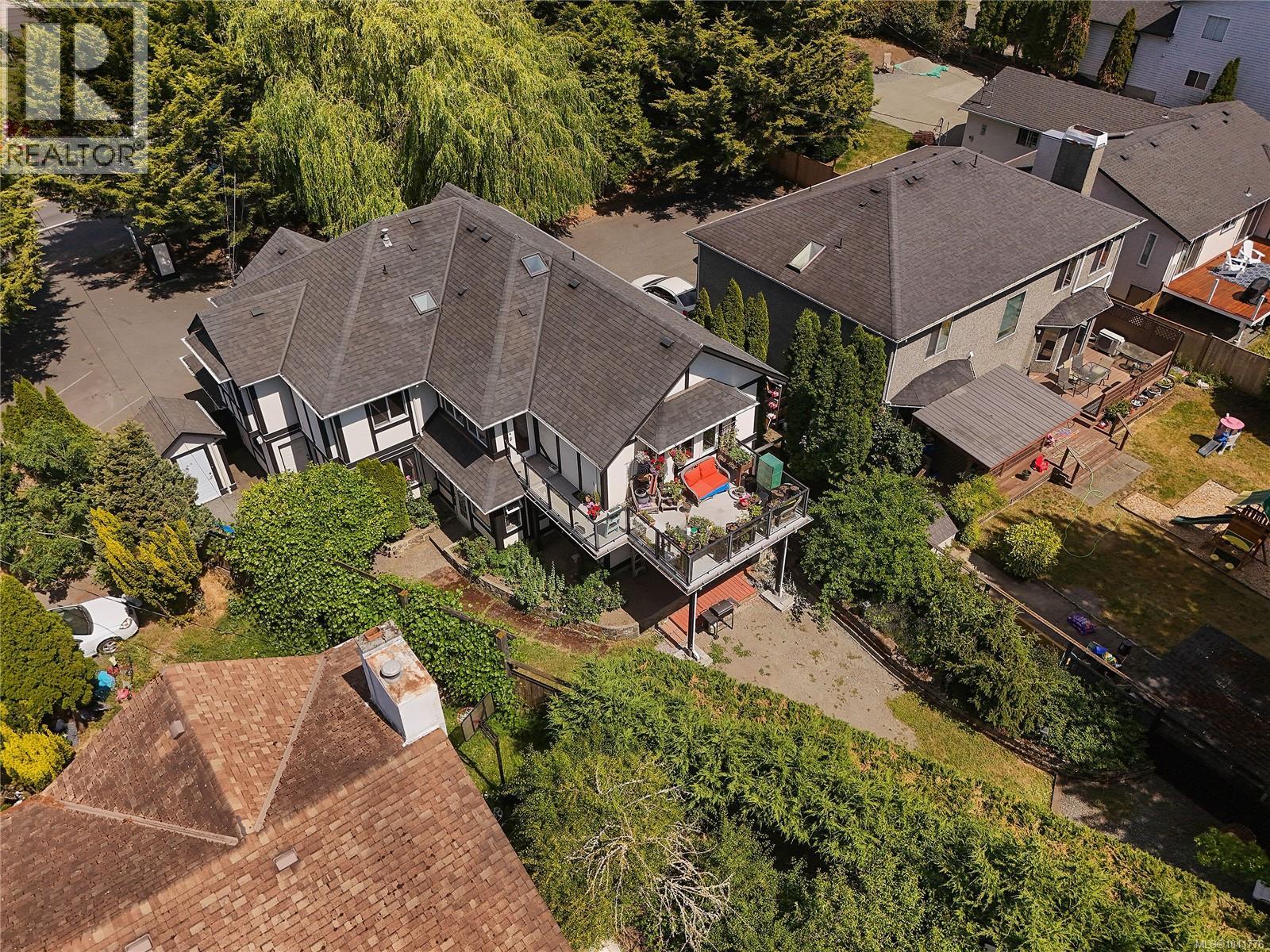 4296 Quadra St - 50