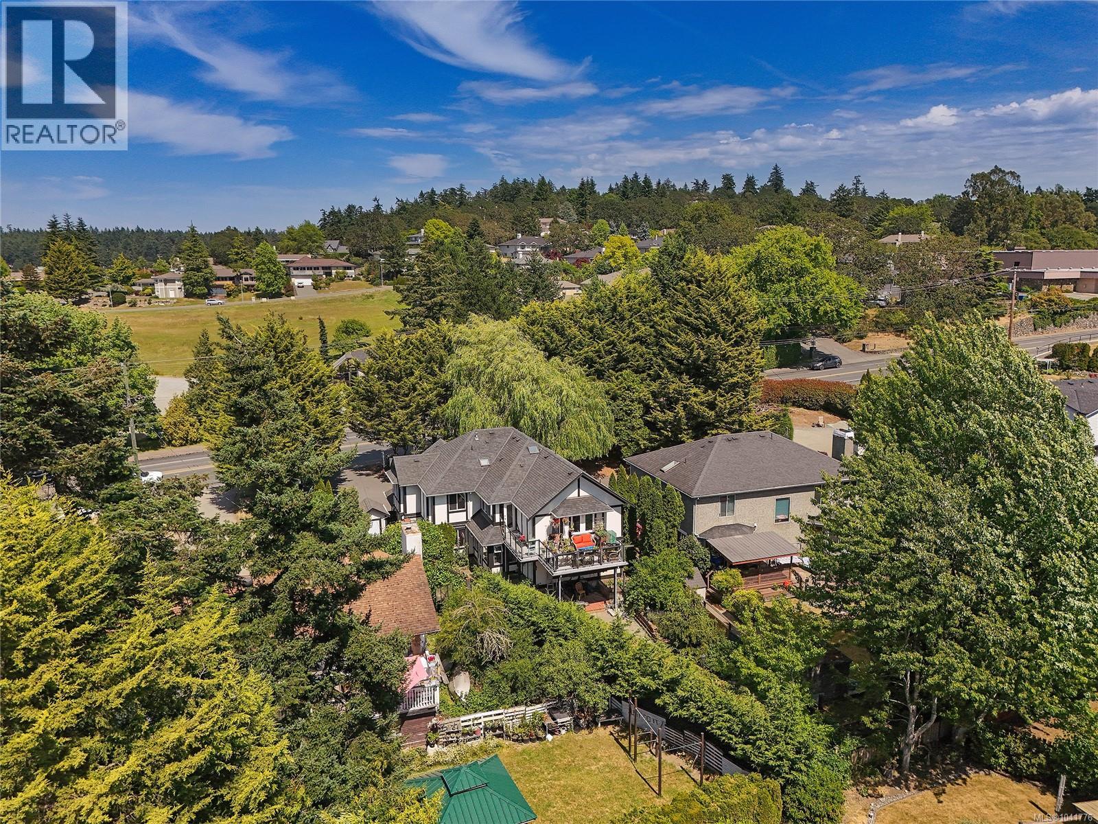 4296 Quadra St - 51
