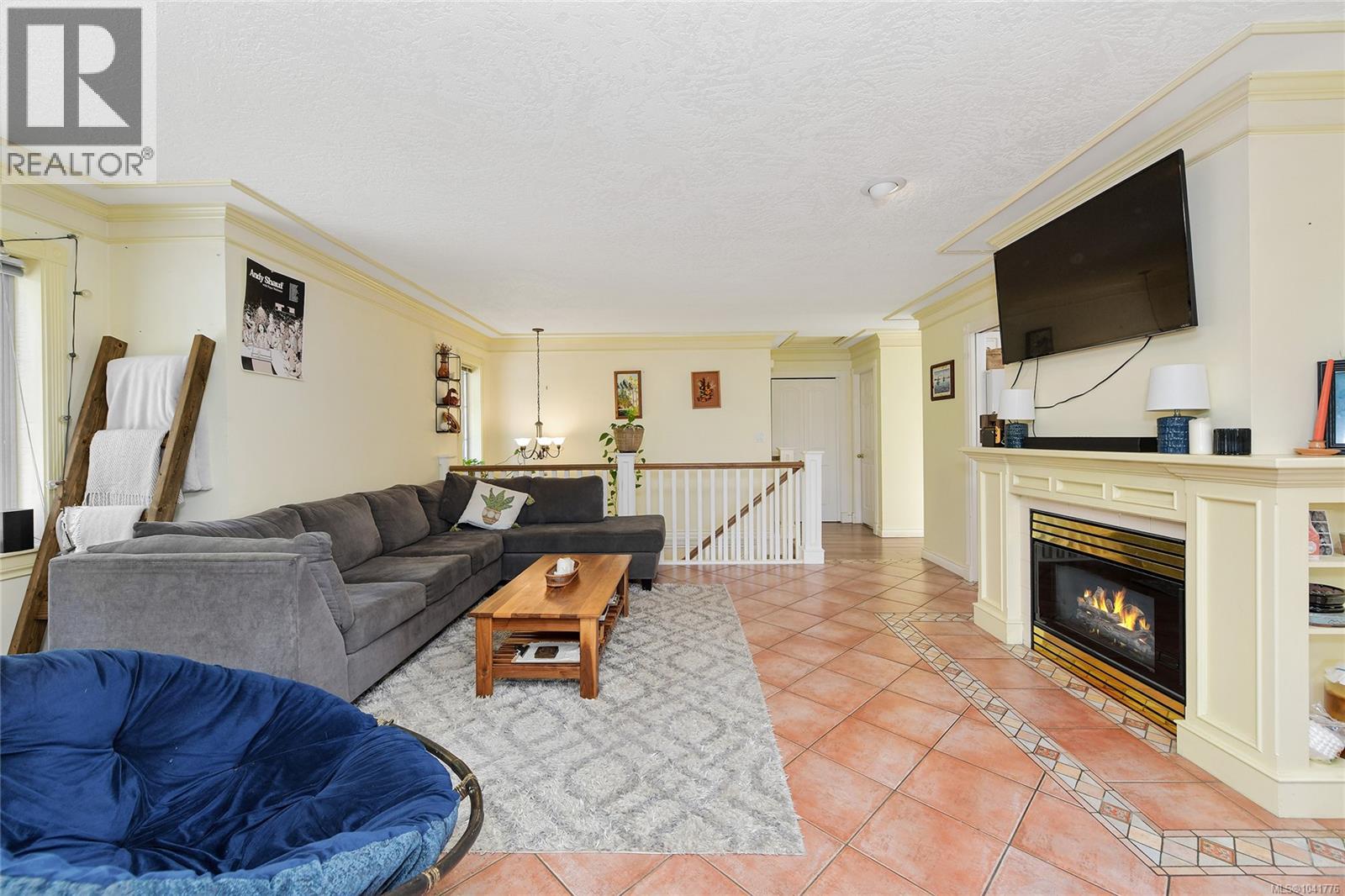 4296 Quadra St - 6