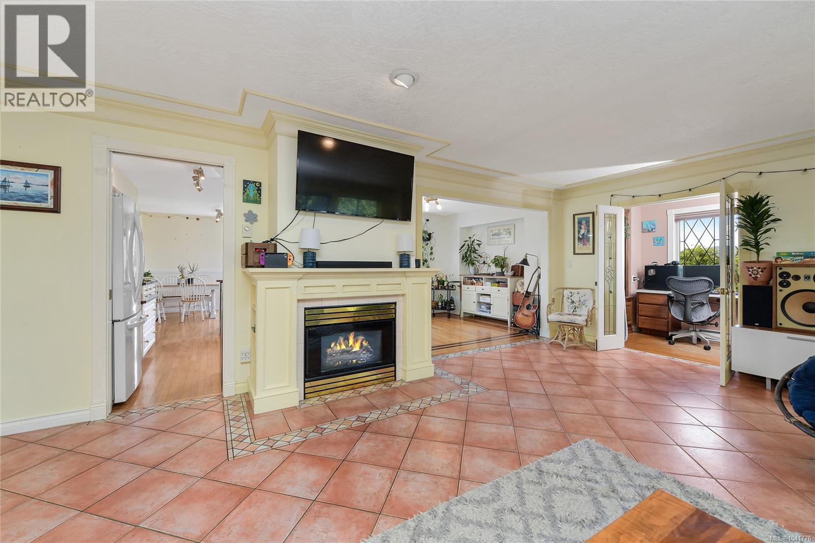 4296 Quadra St - 7