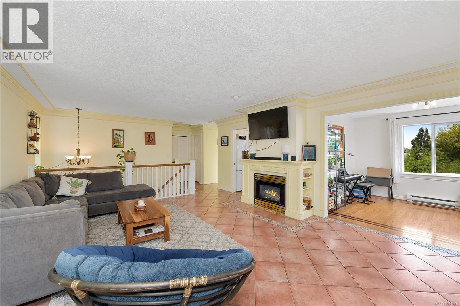 4296 Quadra St - 8