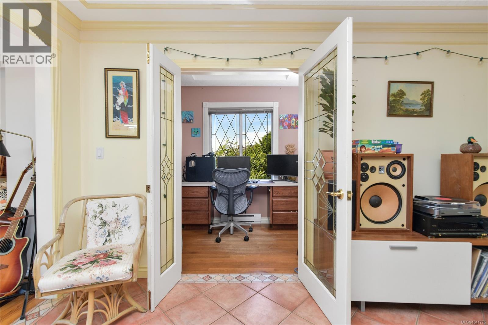 4296 Quadra St - 9
