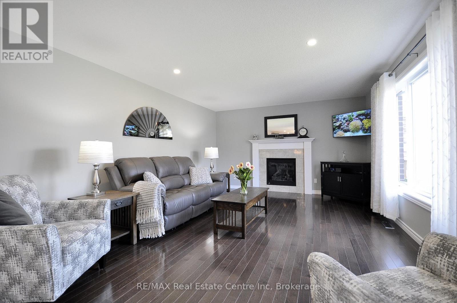 82 CURTIS STREET S - 14