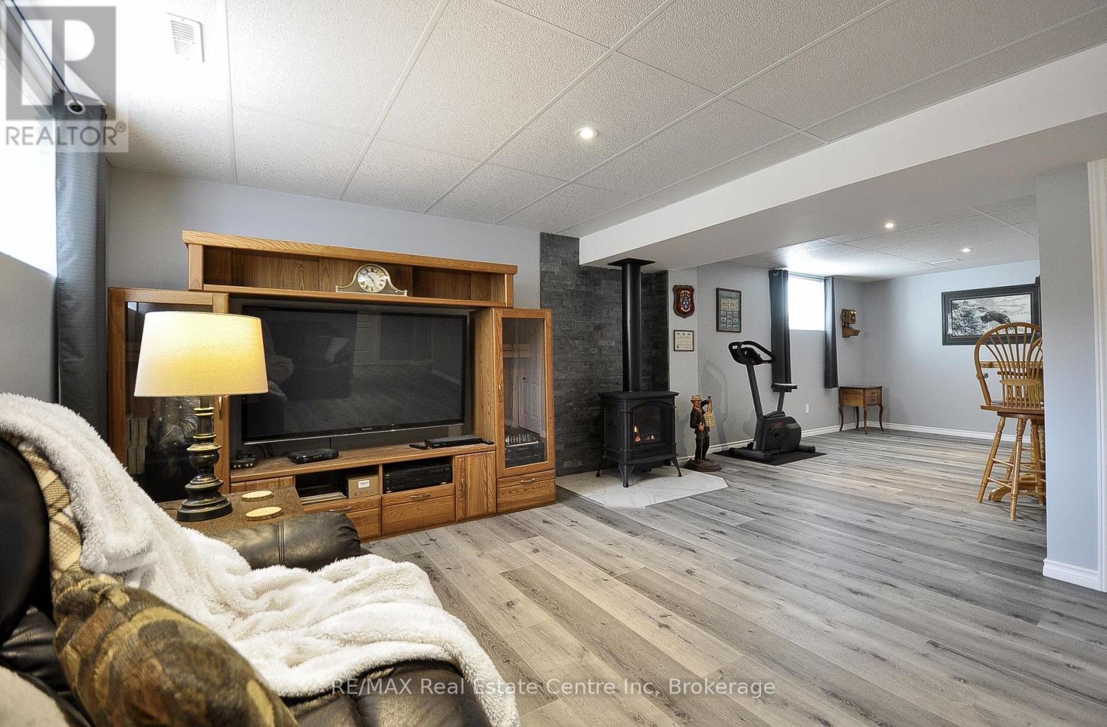 82 CURTIS STREET S - 32