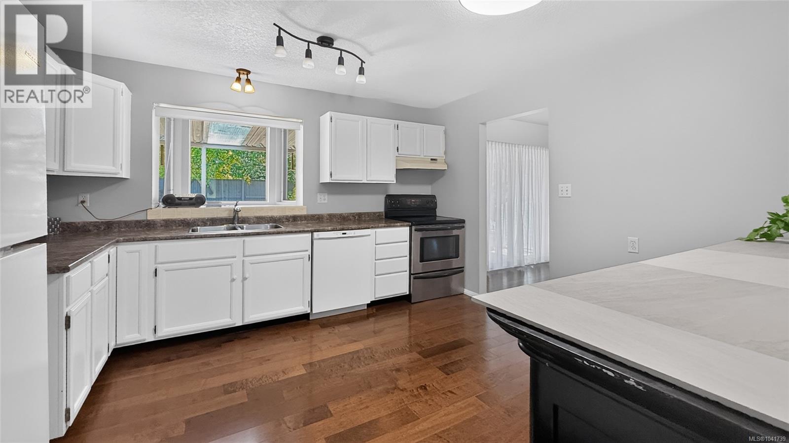 1568 Marine Cir - 19