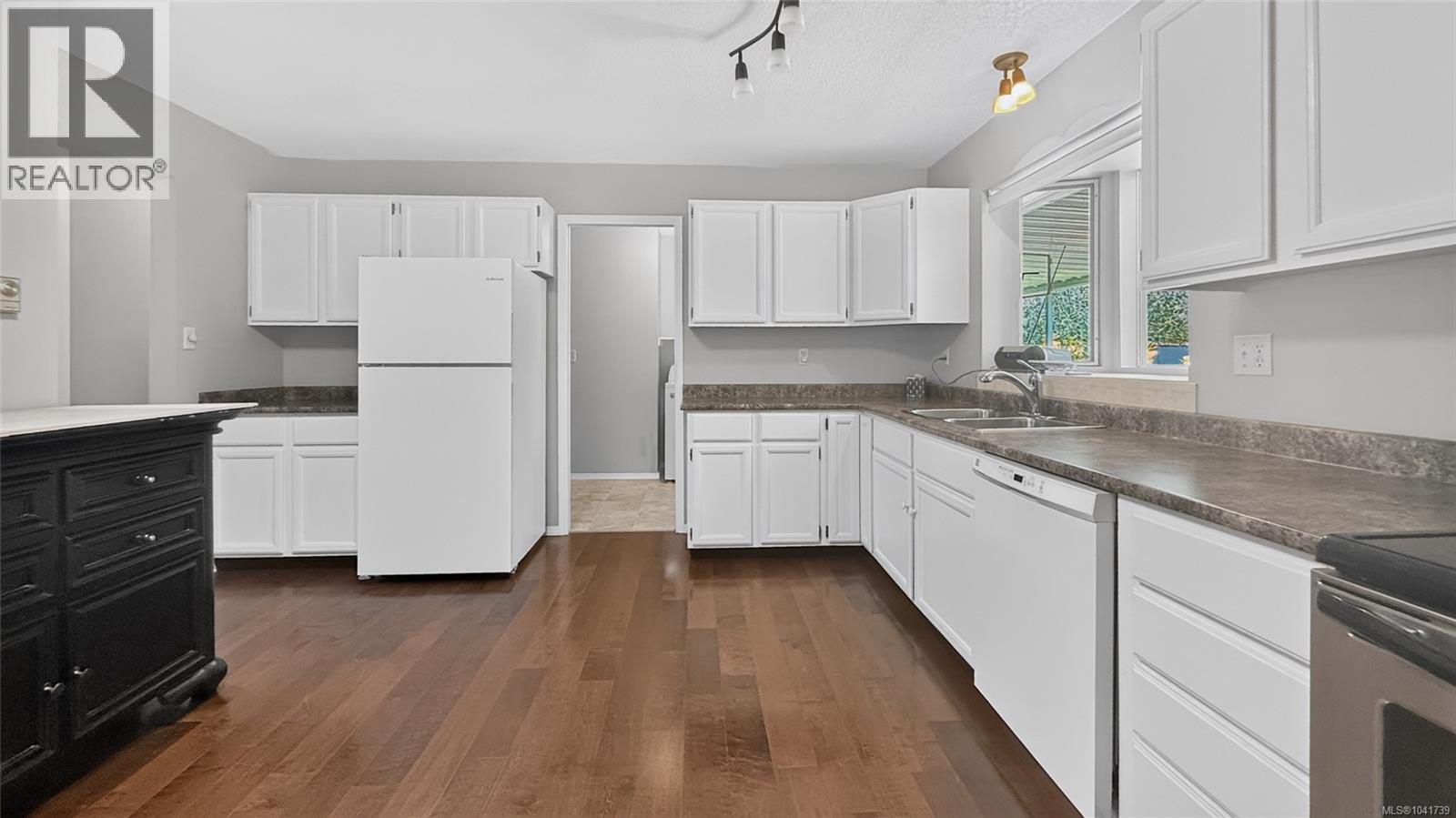 1568 Marine Cir - 18